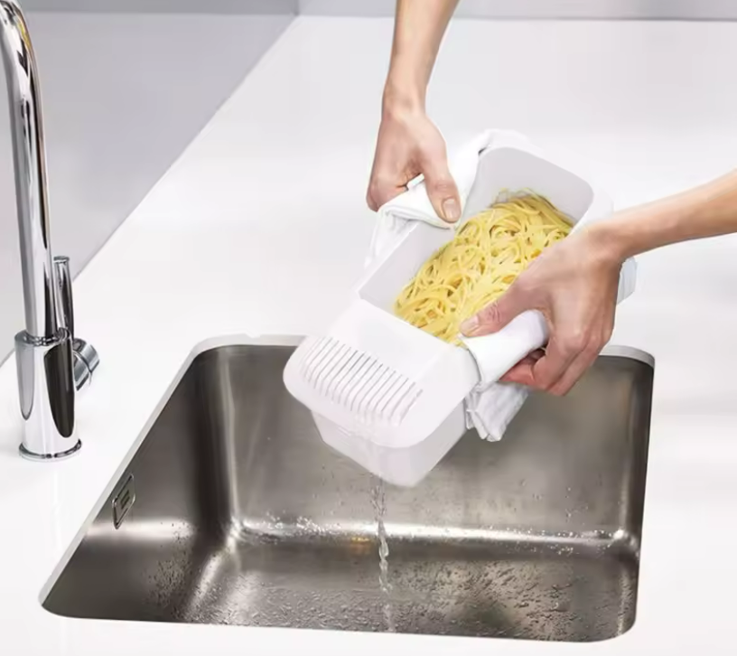 Plastik makarna ve sebze süzgeçi